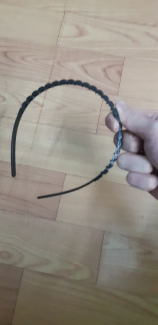 đầu mình khá to, nhưng nó co giãn tốt, để lâu thì hơi đau ở bên vành tai