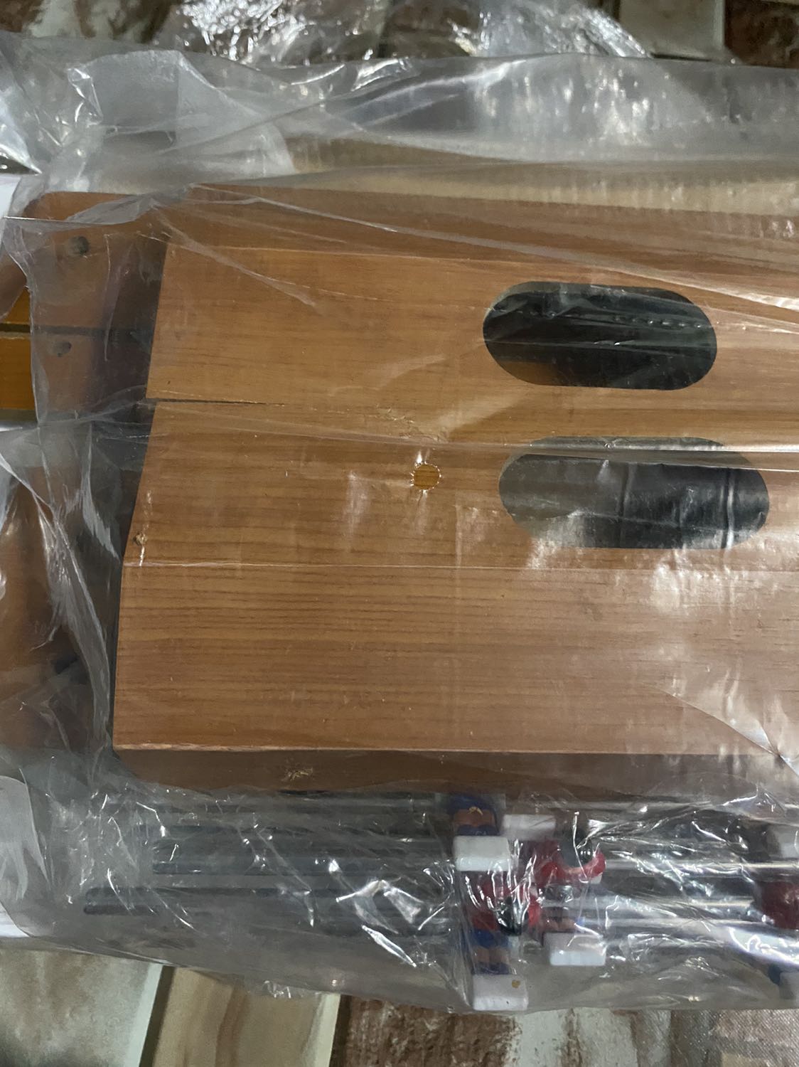 Tiki giao hàng đóng gói cẩn thận! Ốc vít shop cũng cho dư, bàn gỗ ép khá chắc chắn,  nhưng có điều thiếu mất cái tính điểm bên trái :((. tay cầm có chỗ thì khá chặt khí gắn và lắp ốc vào được.
Tổng thể thì okay chơi rất là vui! Nên mua.