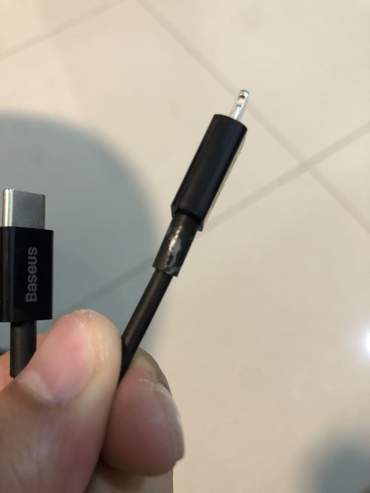 Mới mở hộp ra đã thấy tróc 1 góc