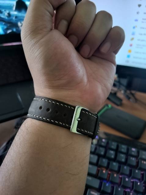 Da thật, đường may tỉ mỉ, nhưng vẫn có một số chỗ bị lỗi nhỏ, dư ba vớ
Dây quá ngắn so với cổ tay, nên không thích hợp dùng khoá bướm và mình đã phải dùng lỗ ngoài cùng của dây để mang