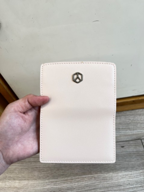 Xuất sắc mấy bà ơii hết nước chấm luôn nha ví dùng hằng ngày rất oce nha có ngăn bỏ tiền bỏ thẻ luôn đi chơi chỉ cần bỏ vào túi rất gọn nha mấy bà🥰