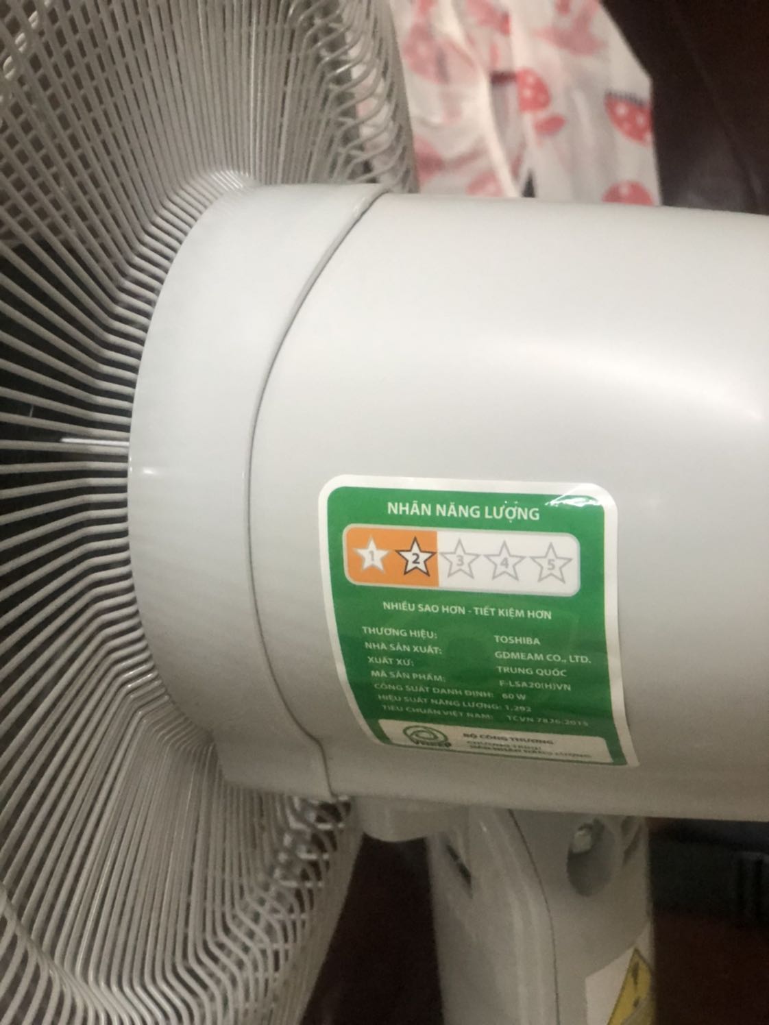 Quạt êm. Quạt này bị đánh giá 2 sao do ko tiết kiệm năng lượng dc dán trên quạt. Remote nhạy. Chân đứng nặng nên giữ cho quạt cứng cáp. Giao hàng quá lâu đặt hàng tháng 8 mãi tới tháng 10 mới giao, nếu ko nhắc chắc cũng k biết khi nào mới giao