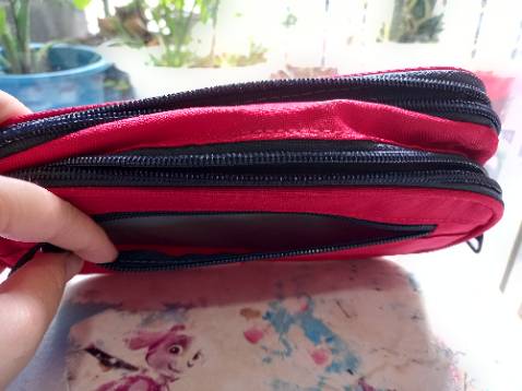 Túi may chắc chắn, nhỏ gọn mà nhiều ngăn, để được nhiều bút, thước. Gọn gàng tiện lợi lắm.