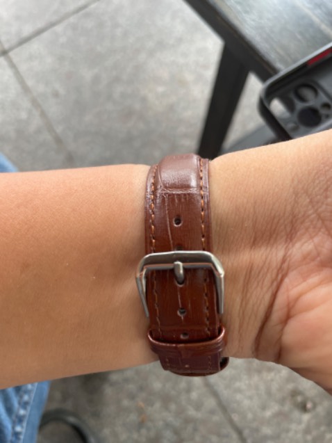 Dây ban đầu cứng nhưng đeo vào OK