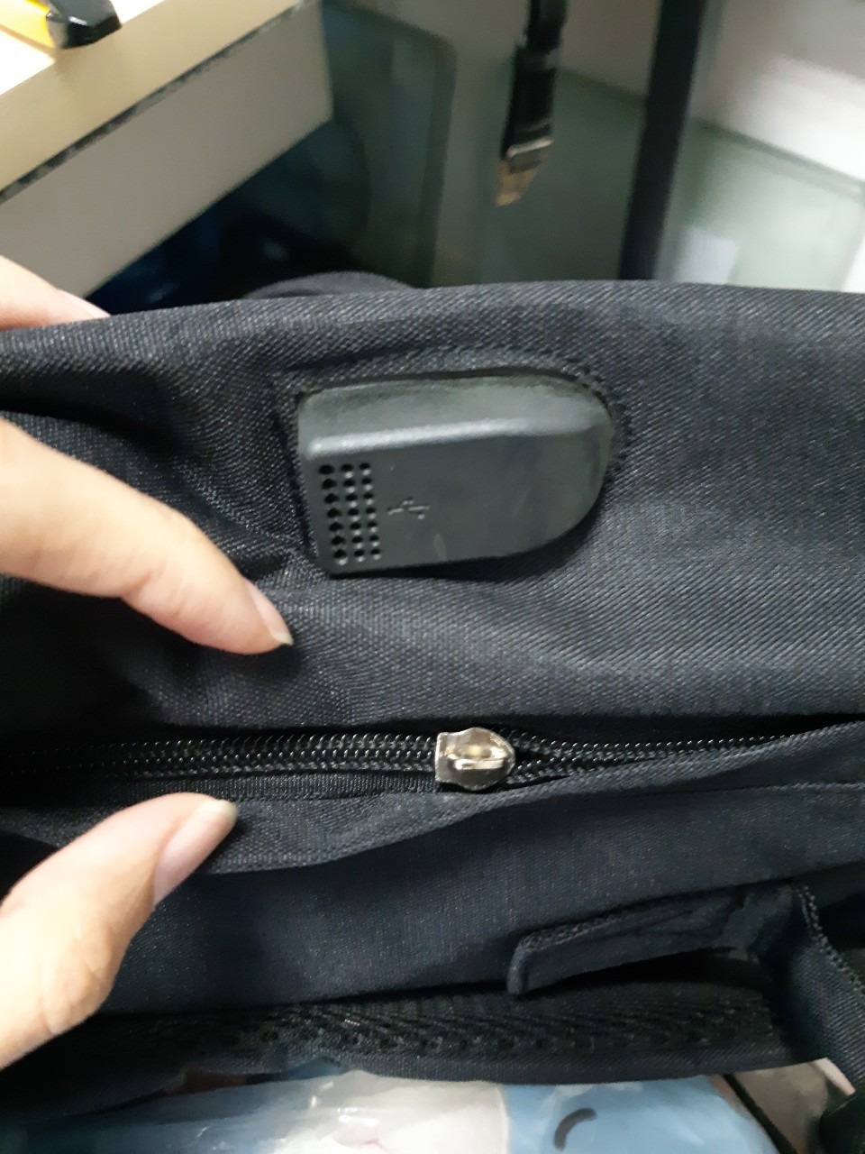 Sản phẩm chất lượng tốt nhưng sản phẩm mình nhận được bị lỗi kỹ thuật. Không có khóa kéo.