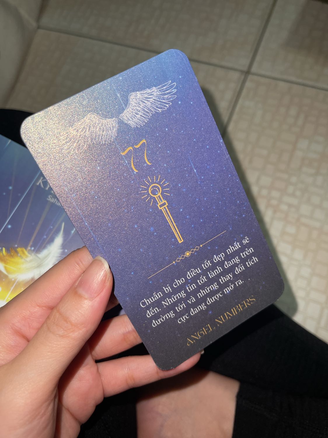 chấm 5* vì tiki luôn giao sách đẹp

mình thấy cuốn này ko đáng mua. vì search google ra hết rồi . 1 vài số như 23:32 hay thấy trên đồg hồ thì trong nài lại k có thôg tin giải thích 🥲🥲 mua rồi thấy hơi phí á