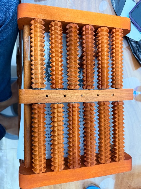 Sản phẩm rất tệ, bề mặt gỗ không bóng, nguy hiểm dễ bị dăm đâm vào chân