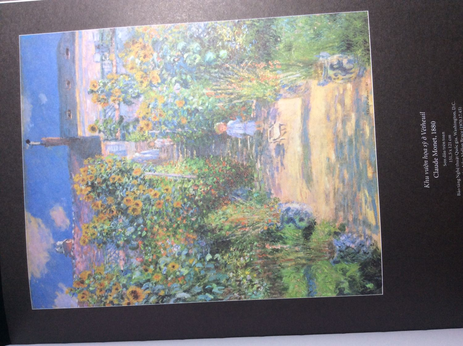 Mua khi sale 50%, nguyên seal đàng hoàng ! Và phải nói thiệt là sách đẹp quá ! Có ghể gọi cuốn sách tranh là một bản tiểu sử rực rỡ ngắn ngọn, súc tích về cuộc đời Monet, có tranh minh hoạ và vài bức tranh nổi tiếng đặc trưng của đại danh hoạ trường phái Ấn tượng. Là do tranh hay do cuộc đời ông và các hoạ sĩ đương thời mà chỉ việc trông vào và ngắm ngía, mình cảm thấy được truyền cảm hứng lắm ! Ôi cái phong cách táo bạo đâu phải ngày một ngày hai là hình thành, ôi cái en plein air hoà hợp với thiên nhiên và ôi ông đâu bài trừ nhiếp ảnh mà đón nhận và sử dụng phát minh cho các bức tranh của mình. 
Khá khen cho ai thiết kế kết cấu sách, lật giở 180 độ mà không lo bị cong, rách gáy luôn ý