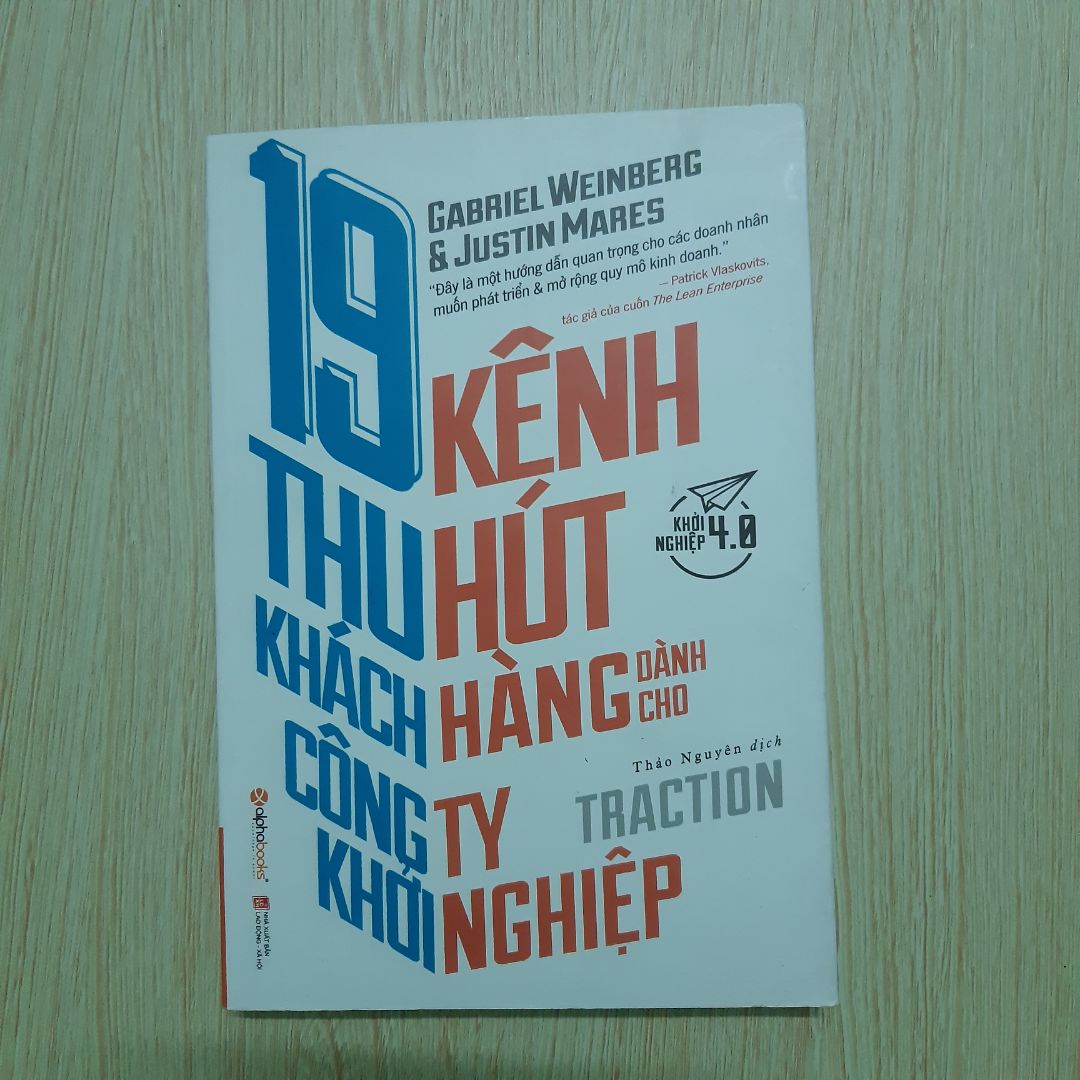 Sách hay nhưng xuất bản cũng khá lâu nên khi đọc cần phải linh hoạt và cập nhậy thông tin thị trường quảng cáo, marketing. Thầy mình giới thiệu cuốn này nên mình đi mua luôn để về đọc, nên mua cuốn này ạ