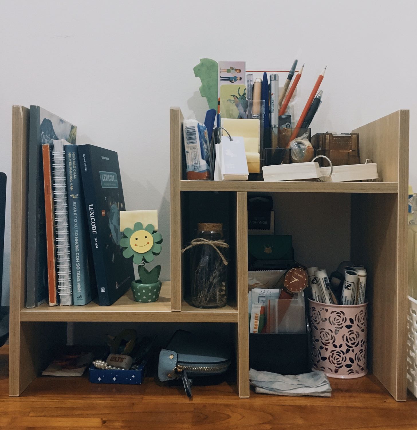 Màu đẹp, miếng gỗ chắc chắn, lắp ráp dễ dàng. Hình mình chụp có một số lỗi gia công nhỏ, miếng gỗ lắp vô có hơi không khớp nhưng không ảnh hưởng gì nhiều. Với mình chất lượng sản phẩm như vậy là hợp với mức giá rồi.