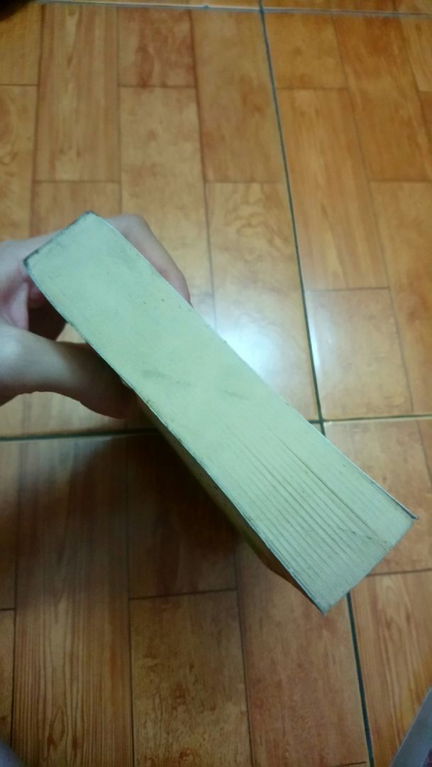 Sách đẹp, rất bổ ích và đáng mua, mục lục được chia ra thành từng danh sách từ vựng xung quanh cuộc sống hằng ngày ở Mỹ. Tái bản lần thứ ba có bản dịch hay hơn và hình ảnh cũng đẹp hơn bản thứ hai. Tuy nhiên khi học nên kiếm từ điển để biết cách đọc chứ sách không có để phát âm cho từng từ.
Mình cho 4 sao là do bên FAHASA gửi hàng rất lâu. Tận 8 ngày mới nhận đc hàng, mà trong khi vừa đặt xong tầm nửa tiếng là đã để trạng thái "Đang giao hàng" mà trạng thái đó bất động đến 8 ngày. Mình không hiểu sao lại vậy do đó h đặt hàng bên FAHASA luôn được giao hàng rất nhanh, chưa bao giờ chờ quá 2 ngày.