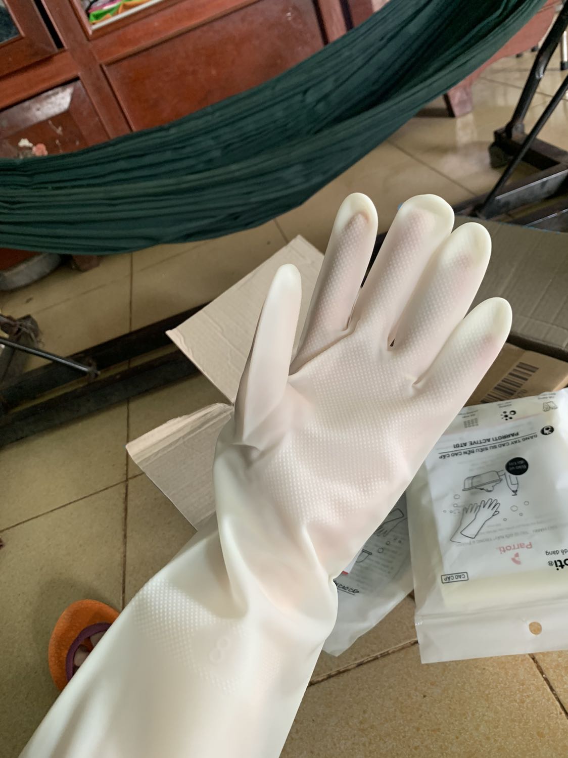 Sản phẩm chất lượng, hình thức đẹp, mình mua 2 bao tay và 7 sản phẩm của Parroti chuẩn bị cho nhà mới, có đều tuy chỗ mình đã hết dịch nhưng Tiki giao hàng quá chậm, phải tháng hơn mình mới nhận được hàng và còn hơn 8 đơn trên tiki. Đang định đặt thêm 12 sản phẩm nhưng còn hơi ngại về vấn đề giao hàng, nên mình cũng chuyển dần qua mua hàng trên ***