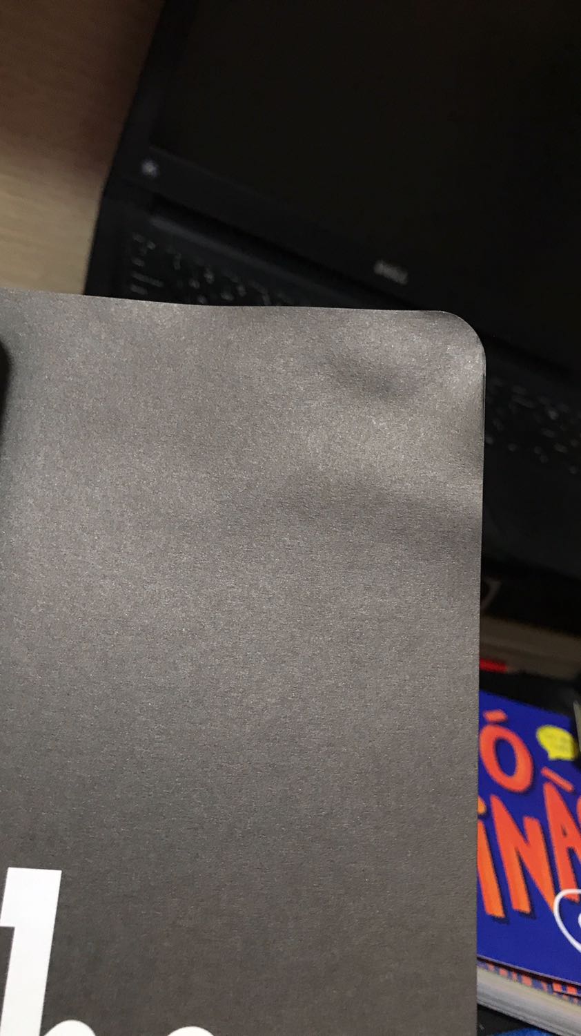 Sách về tay mình với tình trạng khá tệ, chả hiểu sao hộp gói ko ướt nhưng sách mình thì ướt, thế là giấy cong vòng lên. Vết nước tạo thành vệt ố vàng luôn. Thất vọng, nhưng dù sao cũng dịch dã, với hà nội mưa mấy hôm vừa rồi nên thôi cứ để 4 sao