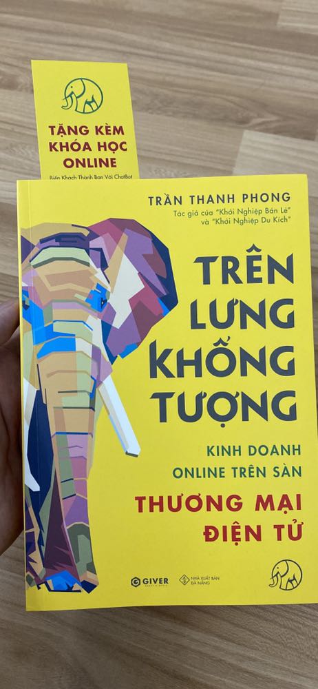 Thực sự rất bất ngờ với tốc độ giao của sách, mình mới đặt buổi tối ngay ngày mai đã có sách trên tay rồi. Sách cập nhật những kiến thức cơ bản và chi tiết về thương mại điện tử, hướng dẫn bạn đọc theo cách cầm tay chỉ việc, rất phù hợp cho các bạn quan tâm lĩnh vực này. Chữ to rõ ràng, giấy hơi vàng đọc dịu mắt. Hy vọng sẽ sớm có trọn bộ 4 cuốn của anh Phong :))