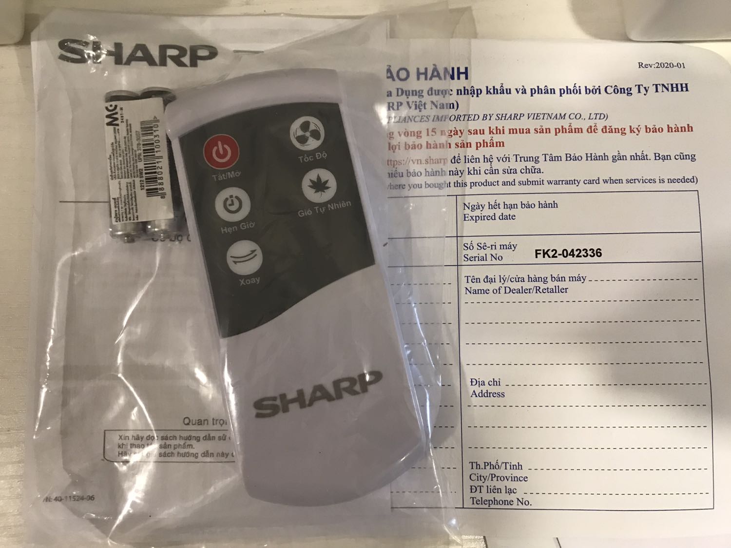 Tiki giao rất nhanh trong cùng ngày đặt mua hàng. Quạt xuất xưởng 11/2020 (nhà sản xuất chỉ bảo hành tối đa 18 tháng từ ngày sản xuất) được đóng gói tốt và đảm bảo chất lượng. Lắp dễ  theo hướng dẫn và thử vận hành bằng tay và remote đều chạy tốt các chế độ, êm và không rung kể cả tốc độ gió cao nhất. Đế quạt dù không có chân đế như quạt khác vẫn đảm bảo quạt ổn định trên bề mặt phẳng.