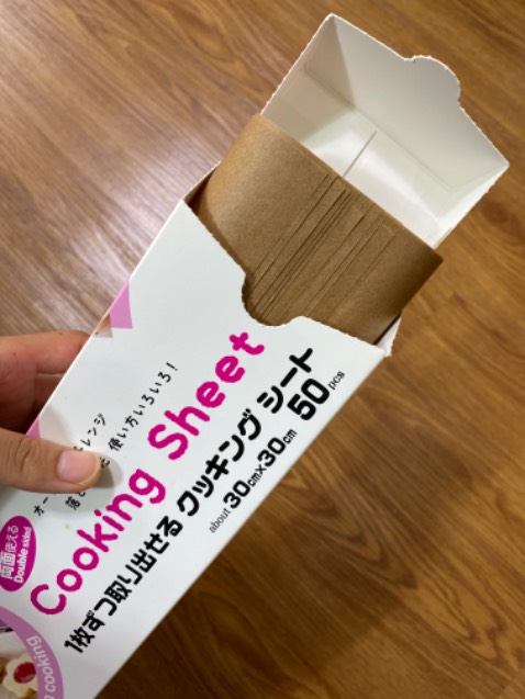 Hộp siu to, dễ mở dễ lấy, rút ra không bị kéo theo nhiều tờ. Giấy dày màu nâu Vintage lắm nè, lót bánh nướng chụp hình bao xinh