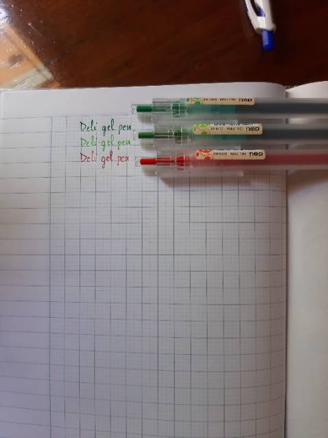 Hồi đầu mình định mua hết 10 mấy màu lẻ luôn, do bút là dạng bấm nên trông rất tiện. Cơ mà mình đã hỏi Ad thì mẫu này chỉ bán lẻ nên nếu mình mua hết thì ko có hộp đựng, vậy nên mình mua 3 màu hà. Không có gì để chê hết á mn, do hợp ý mình quá mà, từ màu lên giấy rồi thiết kế... quá tuyệt! Đặc biệt là loại này viết ko bị in qua mặt bên kia giấy đâu nha:))