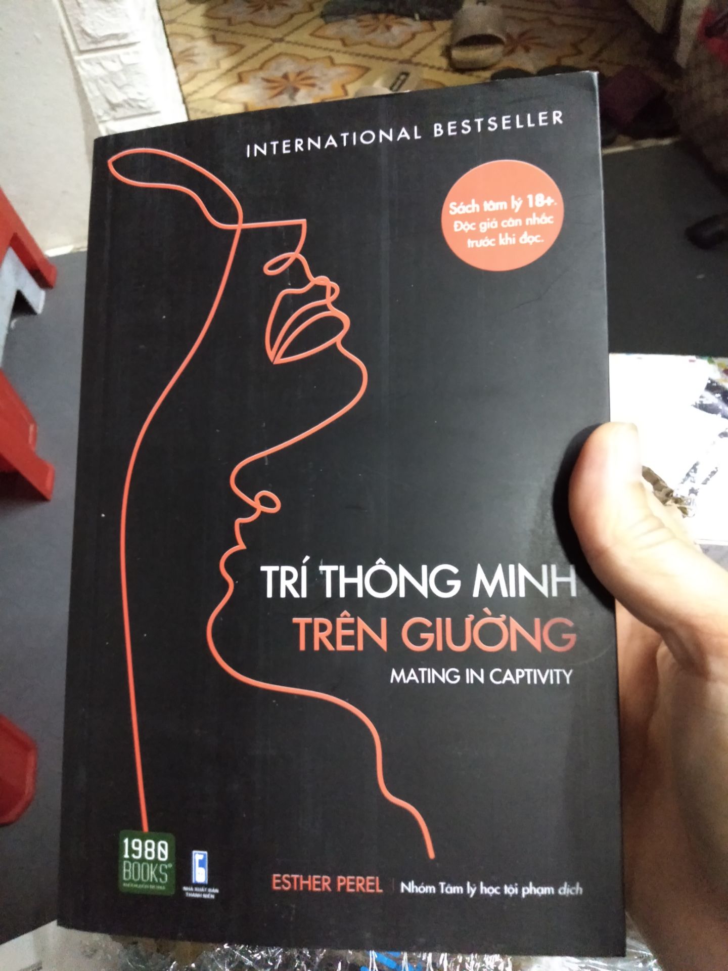 hàng gửi sớm 2 ngày theo dự tính. đóng gói kỹ quá. nó dc bọc trong bọc lớp trống vỡ. mình ko nhìn thấy, tưởng shop giao thiếu, khi đem hộp đèn  vs lớp chống vỡ đem đi vứt, thấy nặng nặng mới bới xem mới thấy sách.