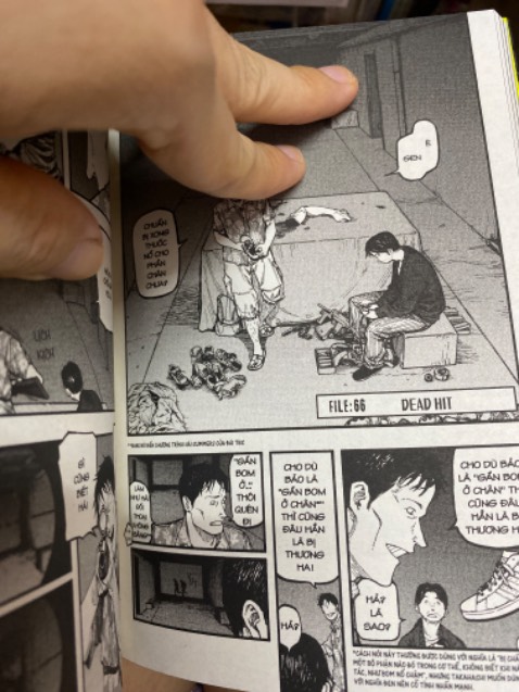 Không hiểu sao tác giả viết kết truyện dở tệ đến như thế. Đọc tu tập 15 cảm thấy tác giả đang bí ý tưởng, không thể sáng tác tiếp cũng không biết nên kết thúc như thế nào cho hay. Kết quả là tác giả viết cái kết lãng xẹt! Gấp lại tập 17 tôi tự hỏi mình đang đọc cái gì vậy?!. Nói chung truyện này chỉ nên mua box 1, box 2 đừng phí thời gian đọc box 3.
Nhân tiện tôi có lời nhắn gửi biên tập và người trình bày sách: các bạn nghĩ sao mỗi lần ghi chú thích (ảnh 3,4) các bạn đã sử dụng cỡ chữ nhỏ rất nhỏ đến nỗi người có thị giác 10/10 như tôi phải căng mắt ra đọc, đã vậy còn phải bét trang sách tối đa để đoc cho trọn vẹn dòng chú thích đó? Trời ơi, tôi không hiểu sao các bạn lại nhét cái dòng chú thích vào “góc chết” của trang sách giống như kiểu sợ độc giả đọc vậy? Ở ảnh 3 các bạn nên canh lề trái dòng chú thích, và canh lề phải ở ảnh 4 mới hợp lý. Mong các bạn chú ý chứ làm thế này thật sự rất khó cho người đọc (không chỉ riêng box 3, mà phần chú thích ở box 1 và 2 đều bị như vậy.