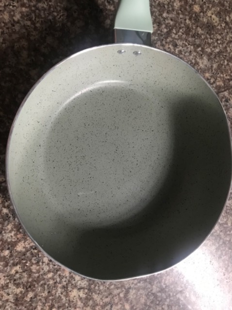 Chảo lớn bị móp thế mà cũng giao. Tin tưởng Tiki nên không lột hết ra để kiểm tra. Thất vọng quá!