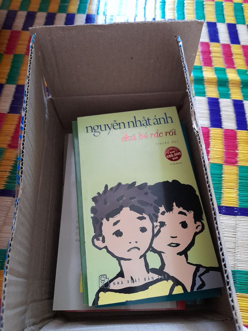 Bìa cứng. giấy mịn và thơm. Đóng gói cẩn thận, sách không bị bóp méo. giá cả rẻ hơn mình mua bên ngoài. nên mua nha các bạn.