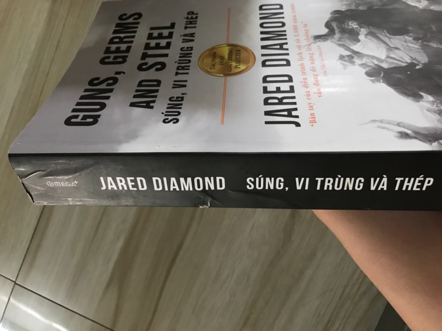 Mình vừa nhận được sách hôm nay, phần nội dung mình chưa đọc nên chưa thể nhận xét. Tuy nhiên bìa sách có lẽ không được bảo quản tốt lắm, nhăn và trầy. Sách đôi chỗ còn có vết bẩn nhưng vì được giới thiệu nội dung rất hay và ý nghĩa nên mình vẫn đánh giá 4 sao. Mong tiki sẽ làm tốt hơn trong khâu bảo quản, đóng gói sách để có thể đảm bảo chất lượng khi đến tay người đọc hơn.