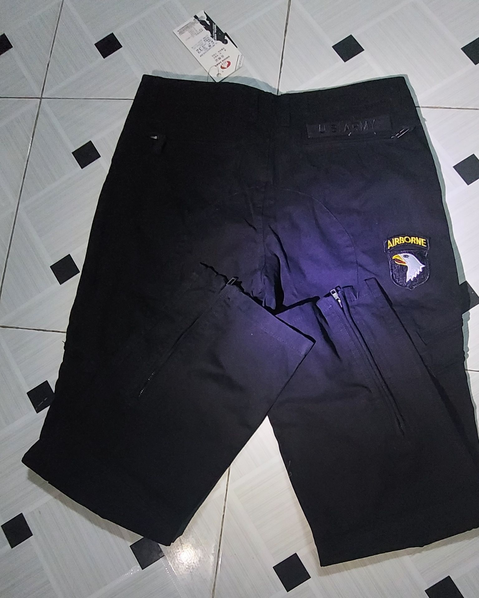 mình mới nhận được quân, giao nhanh quá, kaki giống hình ,vải tốt. mình chưa dùng nên không biết giặt có ra màu không nữa, tuy chưa dùng nhìn vải biết không ra màu.