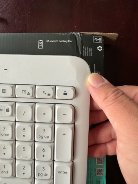 Vừa mới nhận đc đơn hàng khi khui ra thì gặp tình trạng bàn phím bị hở góc phải trên cùng, móp có lẽ do đã bị va đập trong lúc vận chuyển.