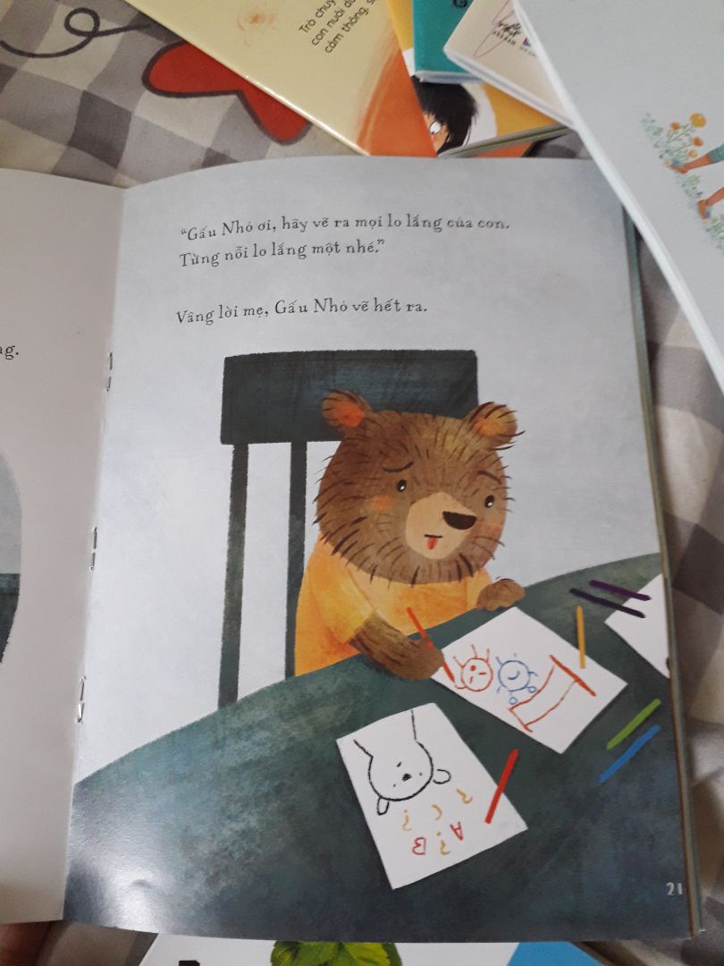 bộ sách rất hay và ý nghĩa giúp trẻ biết gọi tên cảm xúc của mình, biết cách giải quyết những cảm xúc tiêu cực.
Bộ sách phù hợp với trẻ 3 tuổi+.
tranh vẽ đẹp, màu sắc hài hòa.