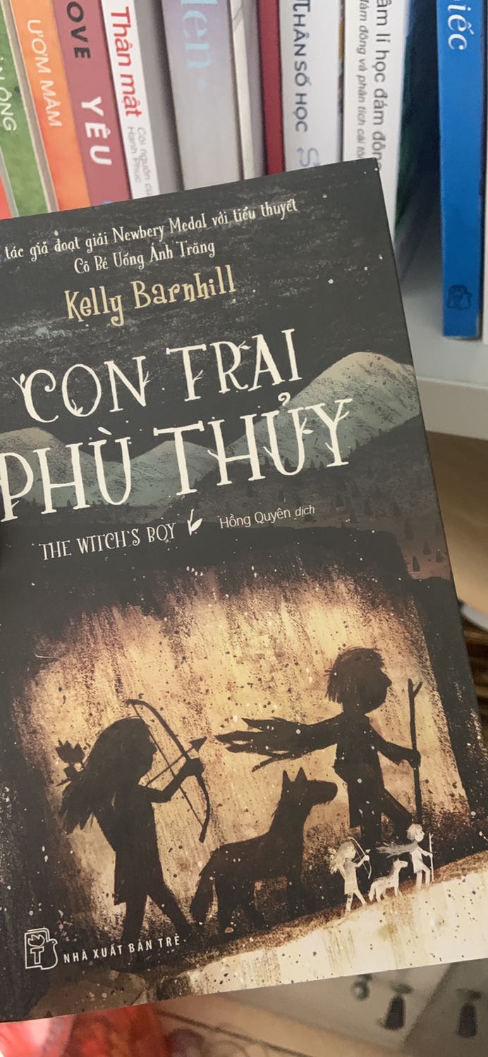 lần đầu đọc truyện fantasy kiểu này, nhưng thấy rất hay, dịch giả dịch cũng rất tốt, không bị lủng củng đâuu tuy nhiên vẫn còn một vài lỗi đánh máy