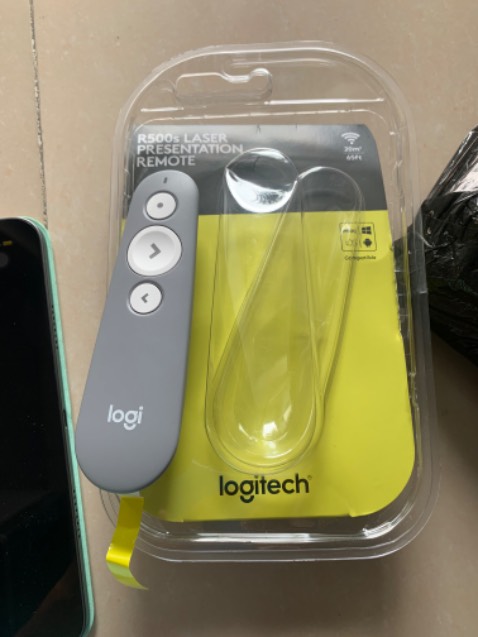 Mua logi r500. Có Bluetooth dùng cho iPad. Màu đen. 
Giao logi r500s. Không dùng Bluetooth được. Giao màu xám. 
Nhắn tin hỏi đổi trả im re. 
Bút giá 745000 đâu có rẻ. 
Ae nên tìm hiểu kĩ.