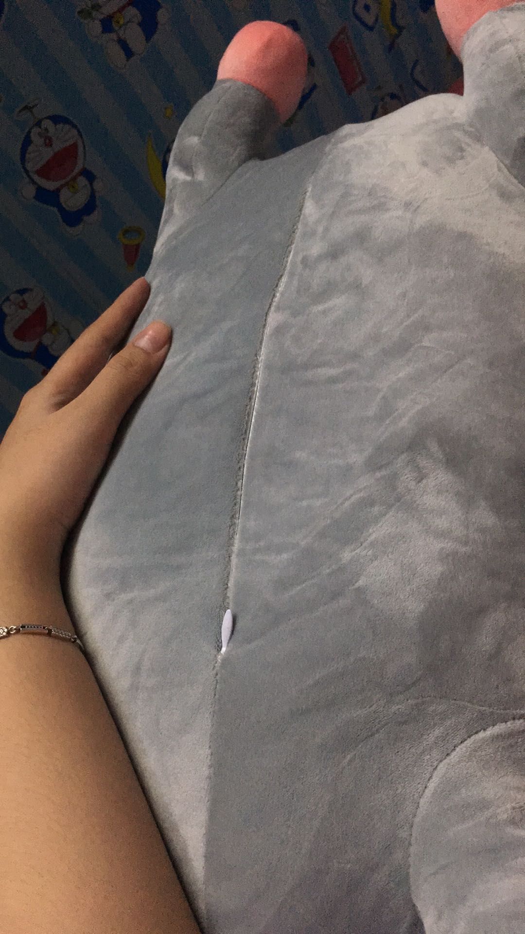 Bộ chăn gối xịn lắm nha! Heo mềm êm, mền 2 lớp lông chứ không phải loại 1 lớp nên ấm, xài ở văn phòng rất ổn. Dây kéo may giấu bên trong, có điều bụng hơi bé nên nhét mền vào hơi khó thôi còn lại rất ok