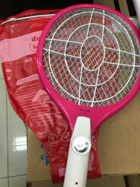 Vợt to, có đèn pin tích hợp LED, chỉ cần tháo phần tay cầm để cắm sạc. Sử dụng tốt