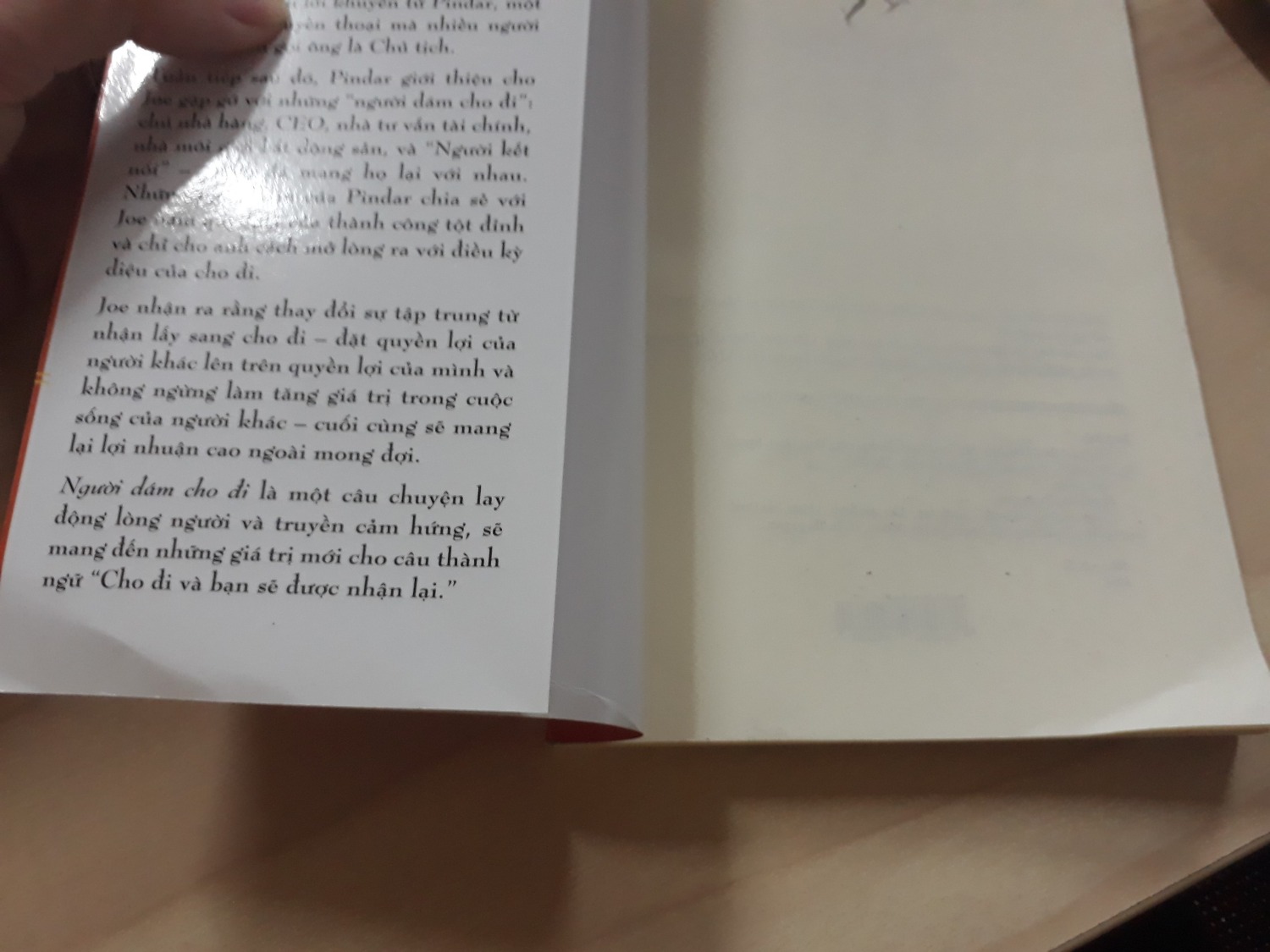 - Sách mình nhận là sách cũ, đã qua sử dụng, sách vừa vừa rách. Mình không thể nào tin được tiki lại giao cho mình 1 cuốn sách như vậy. Chẳng lẽ tiki không kiểm tra hàng, đóng gói trước khi giao cho khách sao? Hay là tại vì mình mua hàng giảm giá nên giao thế nào cũng được??? Mới mua hàng lần đầu mà đã gặp 1 vố như thế này thì làm sao mua tiếp được. 
Mong tiki vui lòng nhận lại hàng để đổi sản phẩm mới hoặc hoàn lại tiền cho mình. Xin cảm ơn!