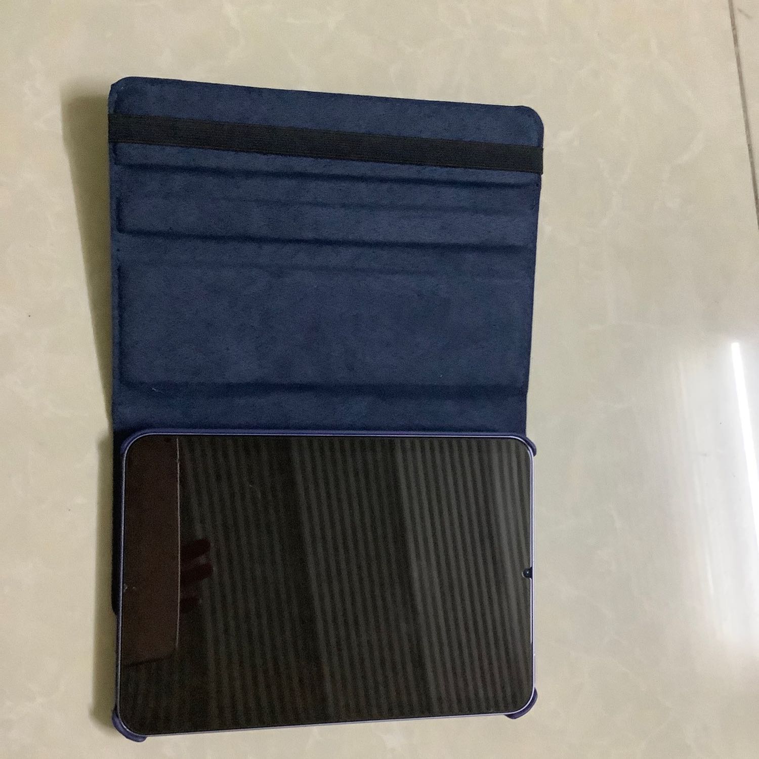 Hàng rất ổn, có lớp mút xốp dày dặn và sợi dây để giữ cho iPad không bị rơi ra. Với tầm giá này thì vậy là tốt rồi.