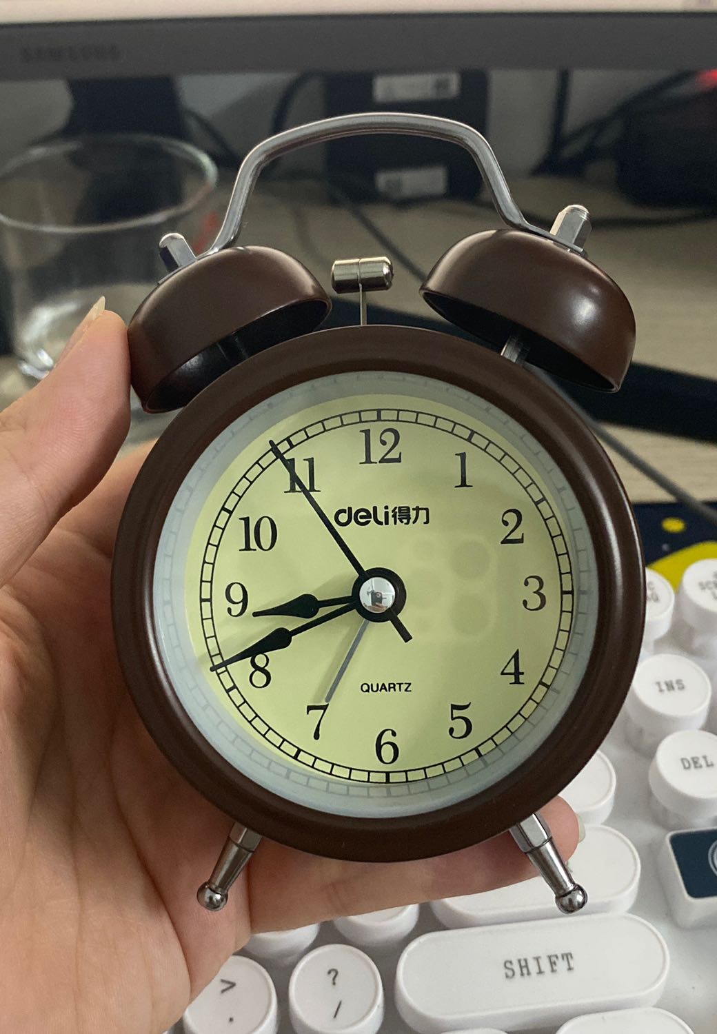 Nhỏ nhỏ vừa đủ dùng, mẫu mã đẹp lắm nhé, màu nâu này nhìn sang cự kì, cầm chắc tay, kim quay liền chứ ko nhảy giây như thường nên êm, ko phát tiếng, đặc biệt, tiếng báo thức to tới độ có thể dập tan mọi nỗ lực nướng khét giường :))))