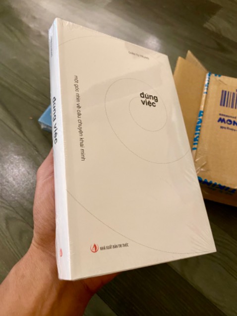 Nói thực là mở cái hộp ra nhìn thấy hai cuốn sách tuy nguyên seal nhưng ko hề có một lớp bọc nào cả, nhìn thấy gờn gợn. Cũng may sách ko hề hấn, cấn móp gì.