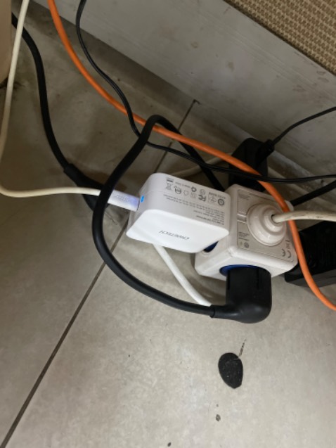 Giao nhanh. Cục sạc chất lượng, sạc cho Surface Laptop 5 ổn. Dây sạc kèm cũng to dày