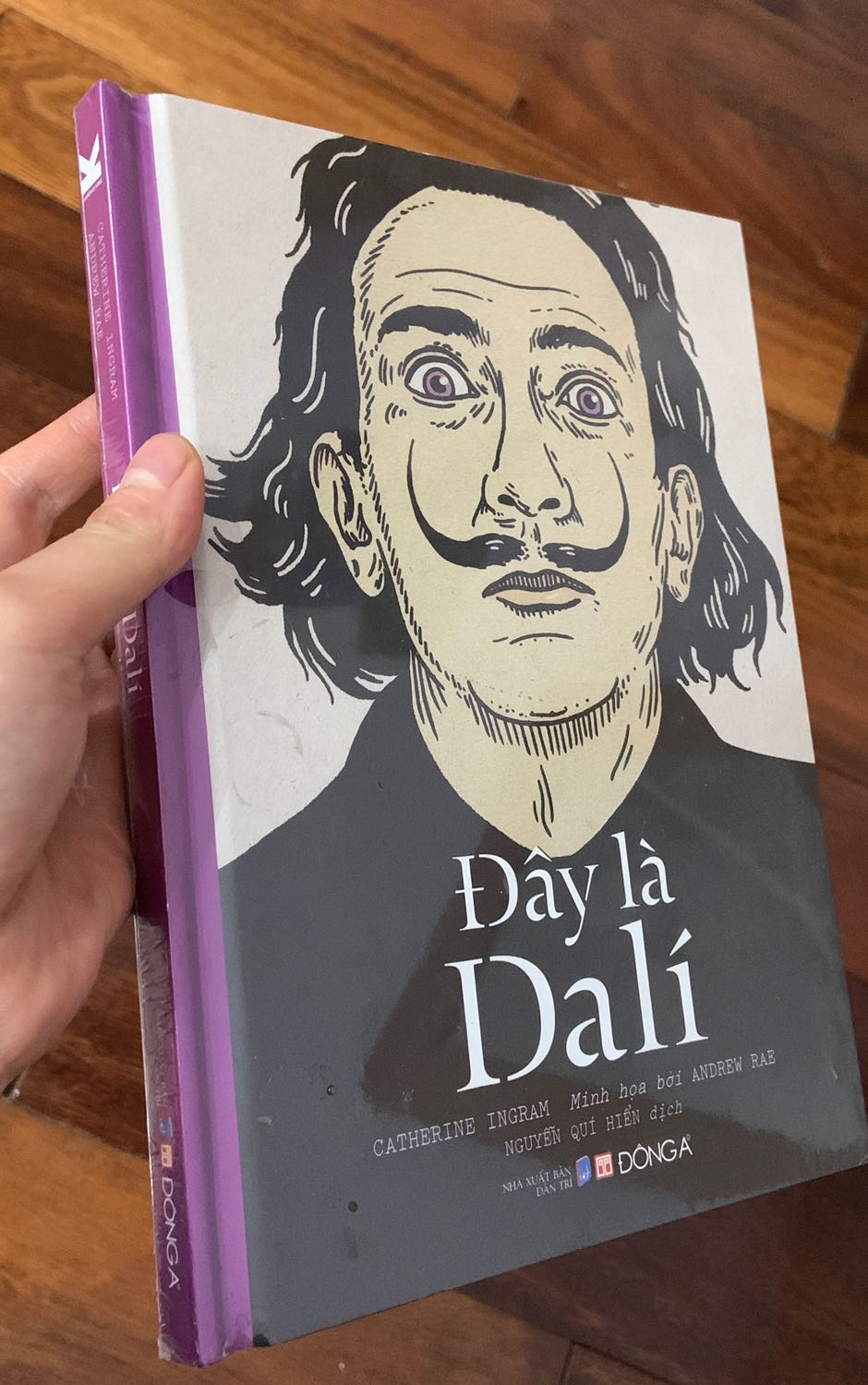 Sách đẹp đẽ, giấy trắng mịn, màu sắc rõ nét. Giao hàng nhanh, sáng đặt chiều có luôn. Chưa bao g thất vọng về khả năng ship và đóng gói của Tiki. Giá phải chăng. Sale còn 80k/cuốn