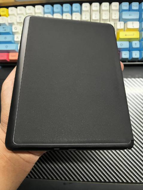 Thiết bị nhỏ gọn nằm vừa trong lòng bàn tay, đọc sách rất thích. Khi mua hàng ở đây còn có kèm thêm bao da chính hãng của Amazon.