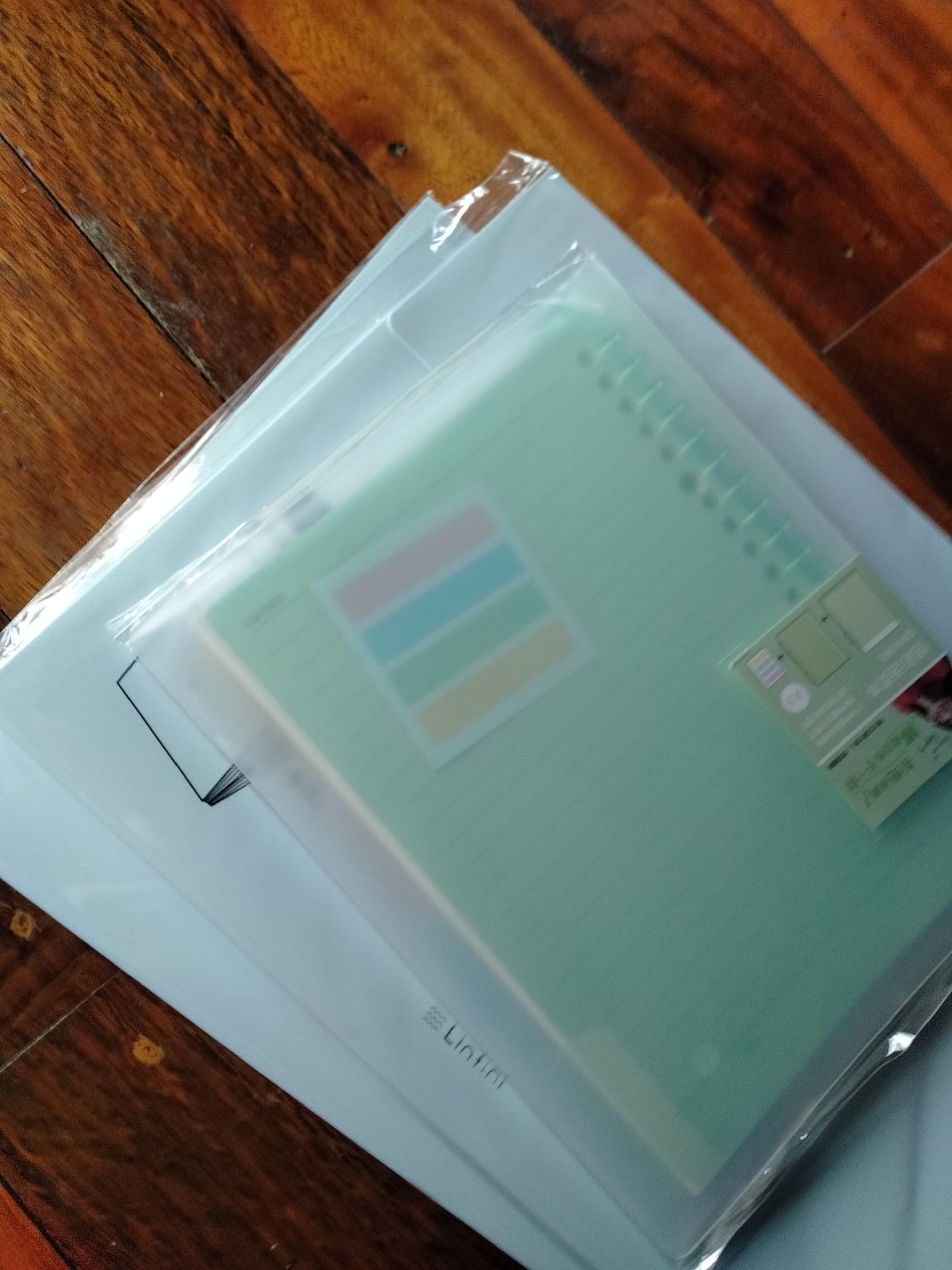 eo ui, shop đóng hàng kĩ lắm í, quấn 1 lớp nilon vừa dày vừa dài cho 2 cái cặp tài liệu với 1 quyển sổ bé xíu