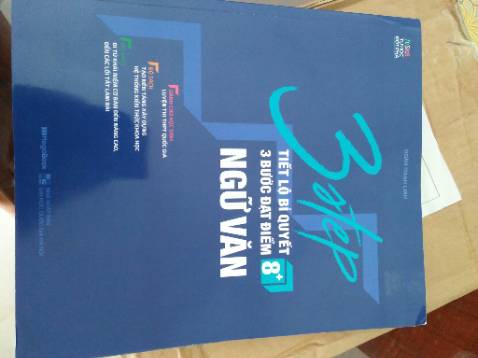 Hình thức: sách đẹp, bố cục khoa học, trình bày rõ ràng, k dính lỗi, không bị hư hại bên ngoài
Nội dung: Sách phù hợp với ôn thi, đưa ra nhiều phương pháp làm bài, có phần liện hệ, đi sâu , nội dung ổn nhưng  không hài lòng ở chỗ : thứ nhất là nhiều văn bản, ví dụ như Việt Bắc, Đất nước,..không được phân tích hết văn bản, còn thiếu đoạn cuối, thứ 2 là kiến thức phần vb còn thiếu khá nhiều ý, nên phải bổ sung thêm kha khá, thứ ba là thiếu phần nghệ thuật-đây là phần rất quan trọng mà bị thiếu nên khá thật vọng
 hàng giao nhanh nhưng k hài lòng với  shipper cho lắm
Nói chung với mức giá như này(cộng thêm được sale nữa) thì đây là quyển sách cũng đáng mua để hoc, mong mega sẽ hoàn thiện hơn