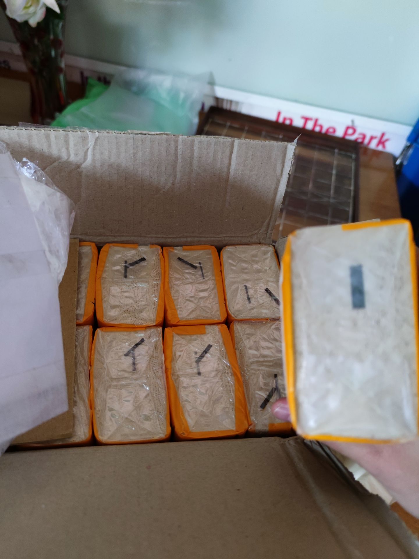 shop bán hàng giả, kém chất lượng, mình đã nhắn tin hỏi shop nhưng không được trả lời còn bị chặn ạ. mọi người xem xét trước khi mua nhé. tiki kiểm tra đổi trả giùm mình ạ. Giấy của shop nhẹ, bao bì xộc xệch, cái ô đen bên cạnh ko được đều như hàng chính hãng, bao bì màu đậm hơn và bóng hơn, đoạn dập để xé bị lêch qua qua hẳn 1 bên. Thiếu chữ Made in China. Thiếu cả hạn sử dụng ạ.