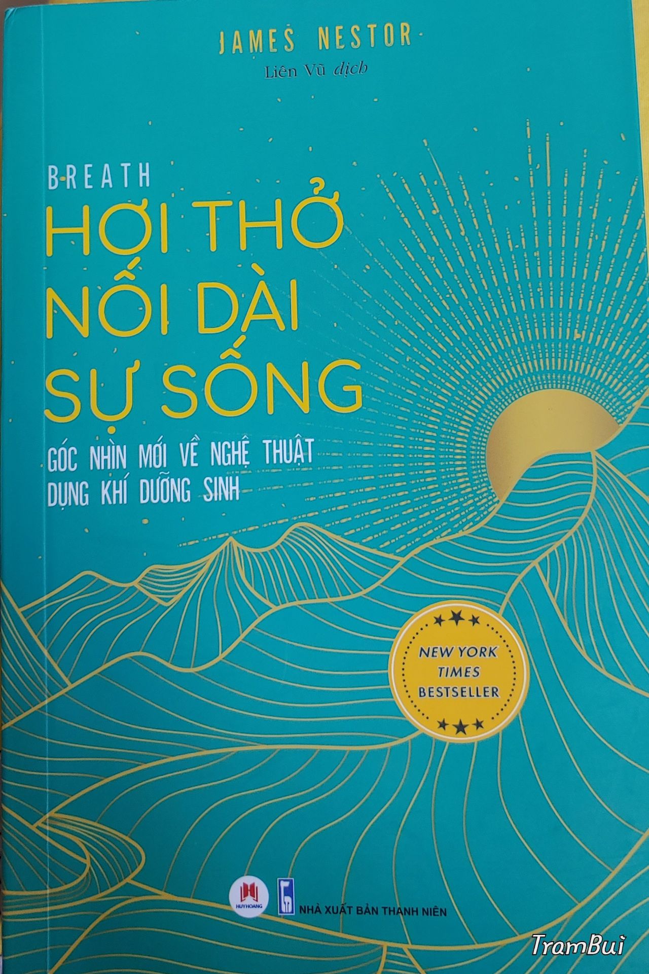 Cùng 2 cuốn sách về Hơi thở  m chọn quyển này vì dấu vàng New York Times Betseller . Cuốn sách khá công phu, tỉ mỉ, chi tiết với sự tự trãi nghiệm và hơn 100 trang chú thích, nhiều dữ liệu , kiến thức mới nhưng khá khô khan. Và tùy người đọc lọc được đôi điều quý giá cho bản thân cũng đã là gặt hái... Tuy rằng m mong chờ 1 điều gì to lớn, khai phá hơn nhưng chỉ 1 câu thôi cũng đủ "Nhưng chúng ta đừng quên,tự nhiên rất đơn giản nhưng tinh tế"...
Bạn sẽ trân trọng bản thân, từng hơi thở của chính mình.
...Và sự quá tàn nhẫn của vài nhà khoa học trong thí nghiệm thực nghiệm!