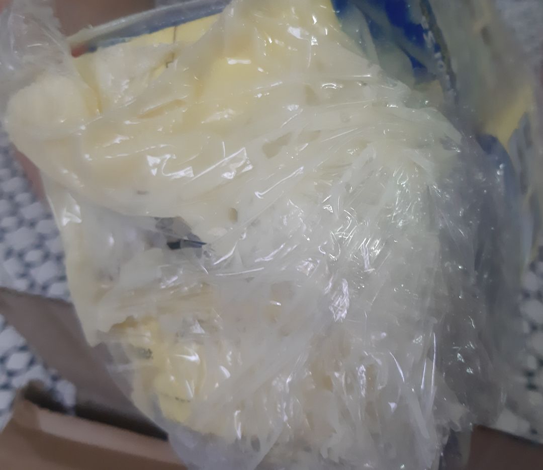 Đóng gói và vận chuyển quá tệ. Mình đặt mua 2 hộp sữa đặt, đóng chung vào thùng với sách. kết quả nhận hàng 2 hộp sữa đều bị bể, sữa chảy đầy ra hộp. Hộp bánh chocopie bị đè dẹp, phải bỏ hộp, lấy bánh thì mấy cái bánh bị nát.