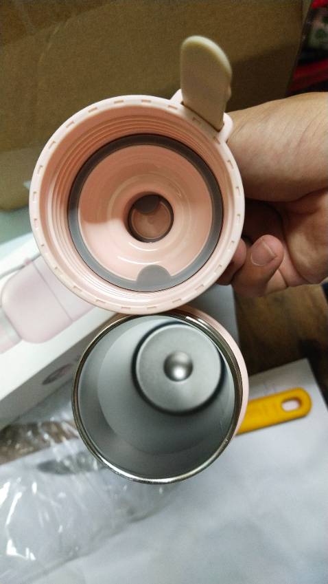 Màu sắc trẻ trung. Ship nhanh, chất lượng bình gia công khá kĩ, tuy nhiên nhược điểm là đế bình bằng nhựa cứng nên dễ bị trượt đổ khi để trên mặt bàn. Còn lại ok giá tốt.