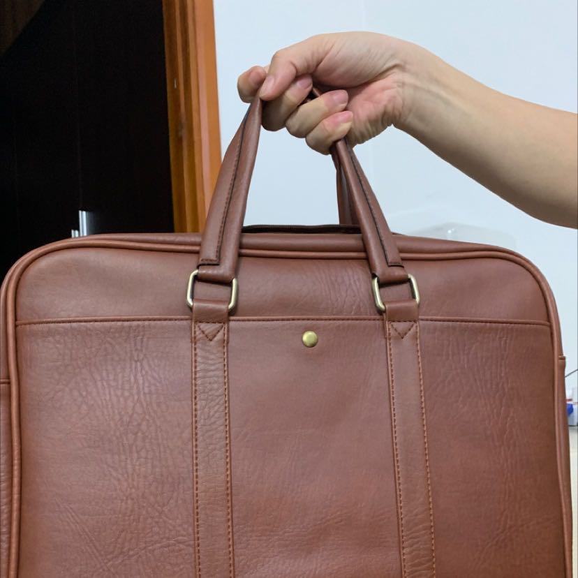 Shop giao hàng nhanh, cặp da đẹp, cứng cáp, chất lượng, kích cỡ lớn, có thể đựng laptop và tài liệu.