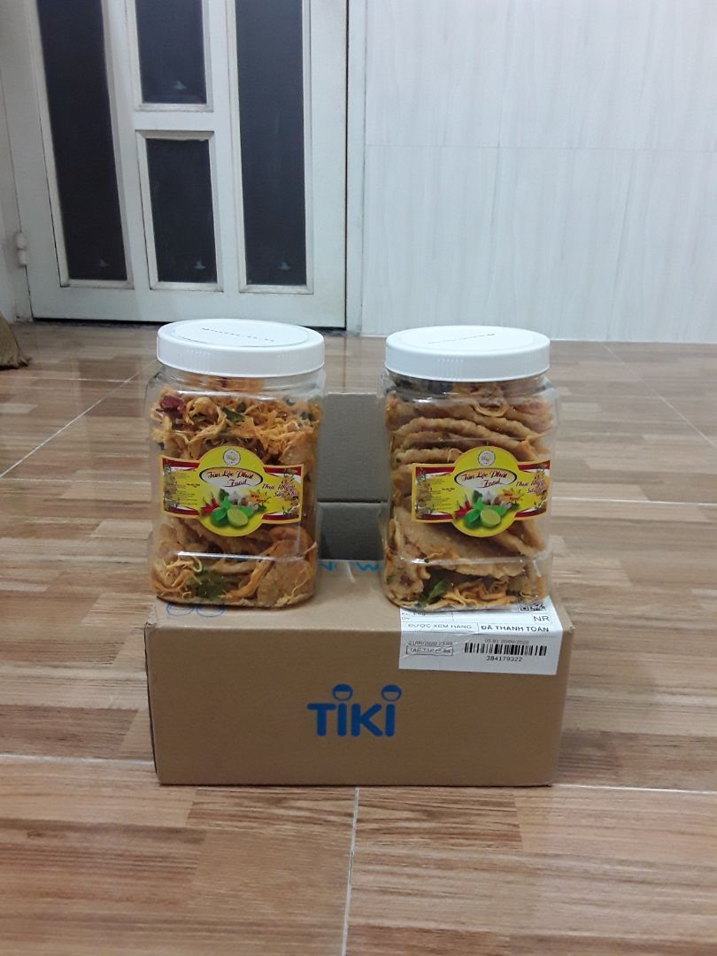 QUÁ TUYỆT VỜI! 
 
Khô gà tẩm ướp okie, cơm cháy giòn tan chứ không cứng vì dầu, thế này mà thêm vài *** thì tình bạn lại chả gắn kết bền chặt! ??
Mình cũng thỉnh thoảng hay mua hàng online thấy nhiều bạn cũng hay than phiền về chất lượng, mẫu mã không giống với lúc được review qua app nhưng mình mua đều okie cả từ khâu đặt hàng, giao hàng lẫn lúc bạn giao hàng gọi cũng không có vấn đề gì. Nói chung vẫn ưu tiên TIKI là lựa chọn hàng đầu tại cách làm rất rõ ràng với người mua.