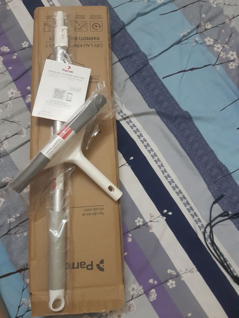 Thiết kế thông minh 2 trong 1: Có thể vừa chà cọ mặt kính vừa có thể gạt nước và chất bẩn, giúp gương kính nhà bạn luôn khô sạch
- Thân cây lau kính được làm bằng nhôm cao cấp, và chốt thay đổi độ dài linh hoạt
- Bàn chà rộng (25 cm), giúp bạn chùi kính nhanh hơn loại thông thường
- Thân cây dài (126 Cm) có thể với tới hầu hết các loại kính
- Thiết kế tinh tế cao cấp, dễ dàng cất đặt gọn gàng