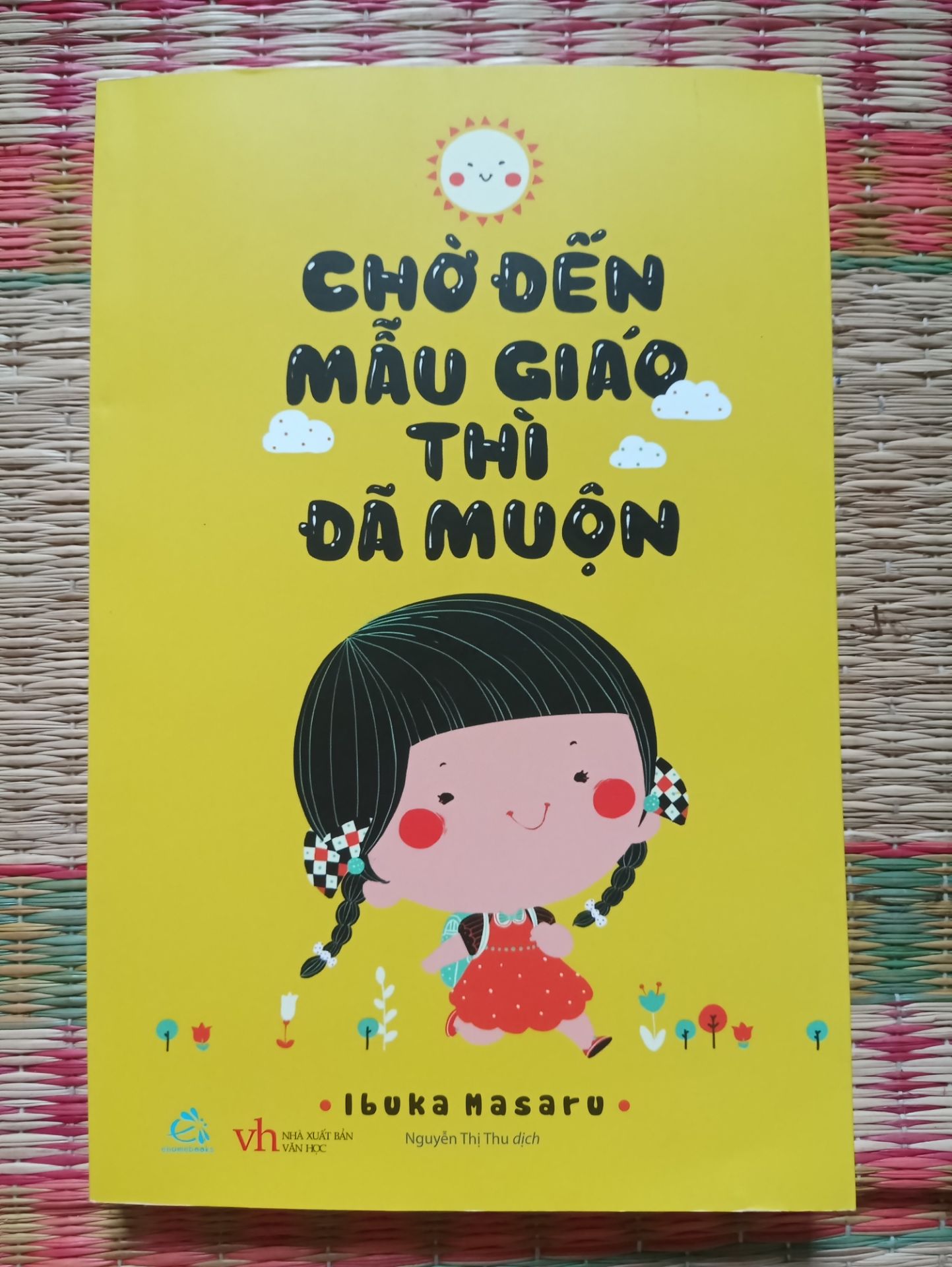 Vì sắp có con, mình tình cờ đọc được phần đầu ebook sách này và quyết định mua sách giấy cho đỡ lười.
  
* Nội dung sách:
- Phần mở đầu rất tốt, hấp dẫn và mới lạ về bộ não và tiềm năng rất lớn nếu trẻ được nuôi dạy trong một môi trường tốt, có sự hỗ trợ của ba mẹ.
- Phần kế tiếp cũng khá tốt, bằng cách đưa ra các ví dụ và phân tích cho cha mẹ biết cách tạo ra môi trường kích thích khả năng của bé.
- Phần cuối thì đọc hơi chán. Đọc có cảm giác rất nặng nề, có một chút tư tưởng "con hư tại mẹ" và con cái như thế nào thì người mẹ chịu trách nhiệm/giữ vai trò lớn nhất.
  

* Hình thức: Cầm vừa tay, bìa cute, có bọc bên ngoài nên không lấm lem, cong góc.
   
6/10 thôi, vì nó chưa tới.
Nhưng cũng là một quyển sách nên đọc để biết được giáo dục càng sớm thì càng tốt cho con.
Và giáo dục sớm KHÔNG PHẢI bắt ép con học này học kia, mà là tạo môi trường, kích thích tài năng của bé. Cho con được học cũng như chơi, chơi cũng như học. Đừng có vứt bỏ con cái, giao cho ông bà người giữ trẻ, rồi đến khi trẻ chậm nói, nói ngọng, vô kỷ luật, không có hứng thú học tập thì lúc đó lại sừng sộ la mắng, ép bé.